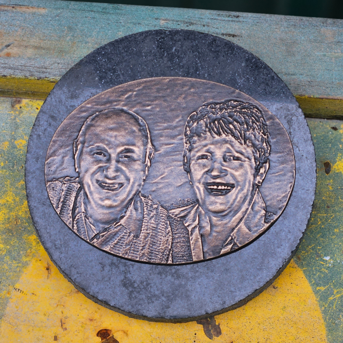 Bronzetafel mit Doppelportrait 9x12 cm