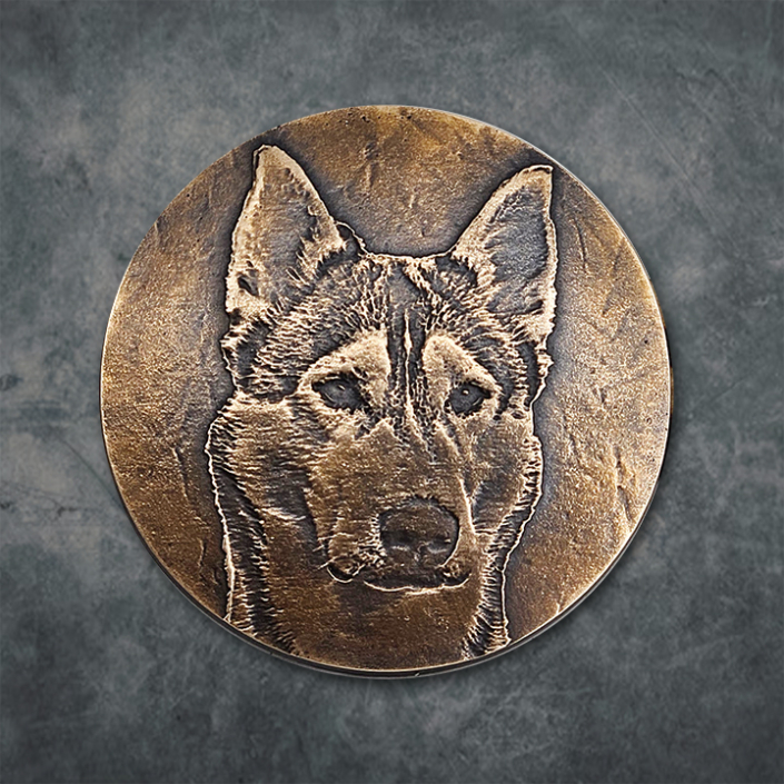Bronzetafel mit einem Hundeportrait