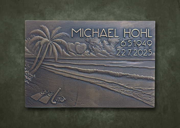 Grabtafel aus Bronze mit Strandansicht
