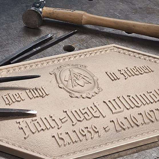 Ziselieren des Epitaphs