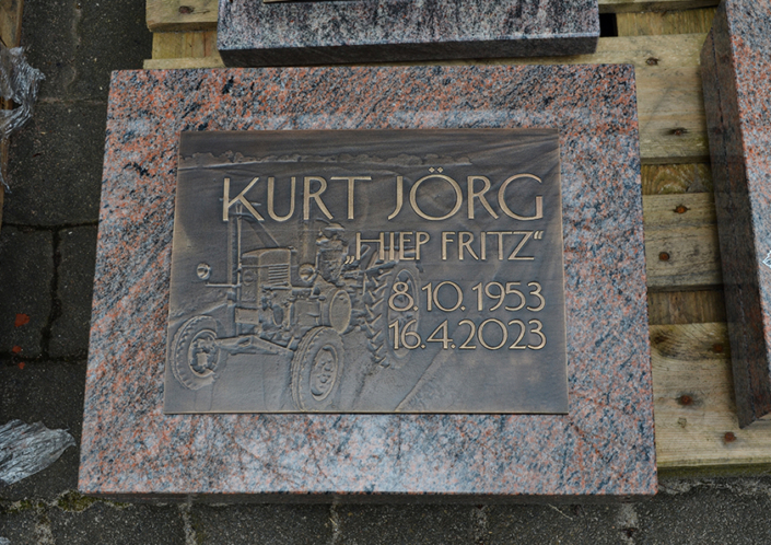 Bronzetafel für ein Rasengrab Jörg