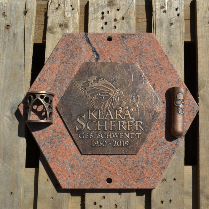 Bronzetafel für ein Urnenwandgrab Scherer