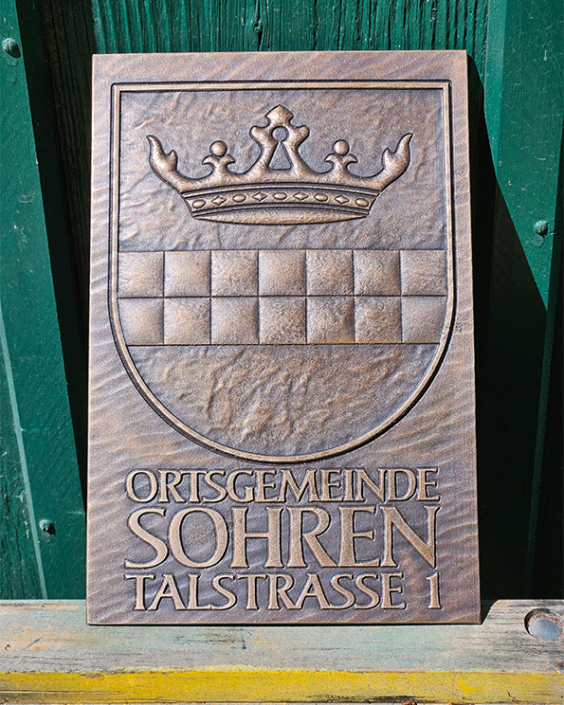 Bronzetafel für die Verwaltung am Bürgerhaus der Ortsgemeinde Sohren